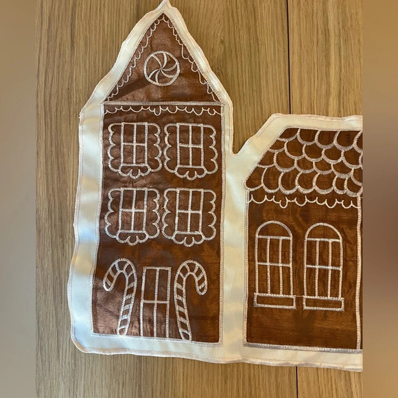 Aldi Huntington Home Holiday Table Runner – Gingerbread House Design Christmas - Picture 3 of 5